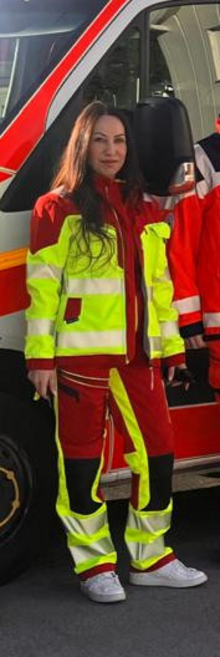 Deniz Böhmelt am Rettungswagen